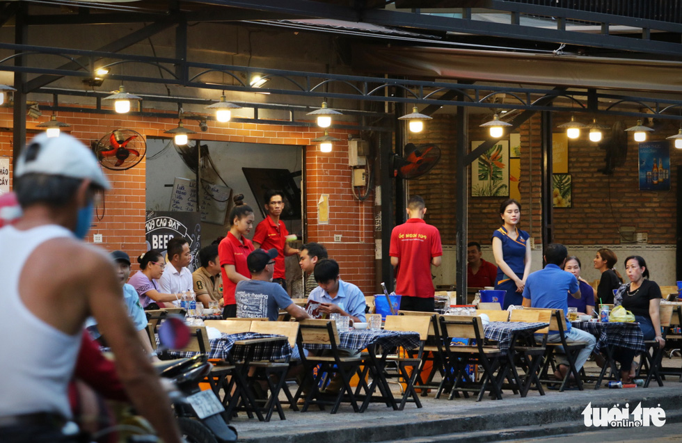 People have dinner at a restaurant on Cao Dat Street in District 5, Ho Chi Minh City, March 9, 2021. Photo: Nhat Thinh / Tuoi Tre