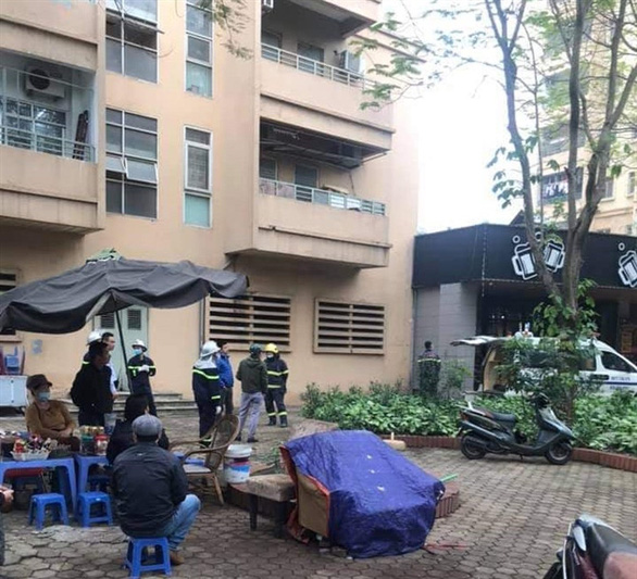 Firemen at the CT2A apartment building on Le Duc Tho Street, Nam Tu Liem District, Hanoi, where a fatal fall took place on March 9, 2021. Photo: Ha Quan / Tuoi Tre