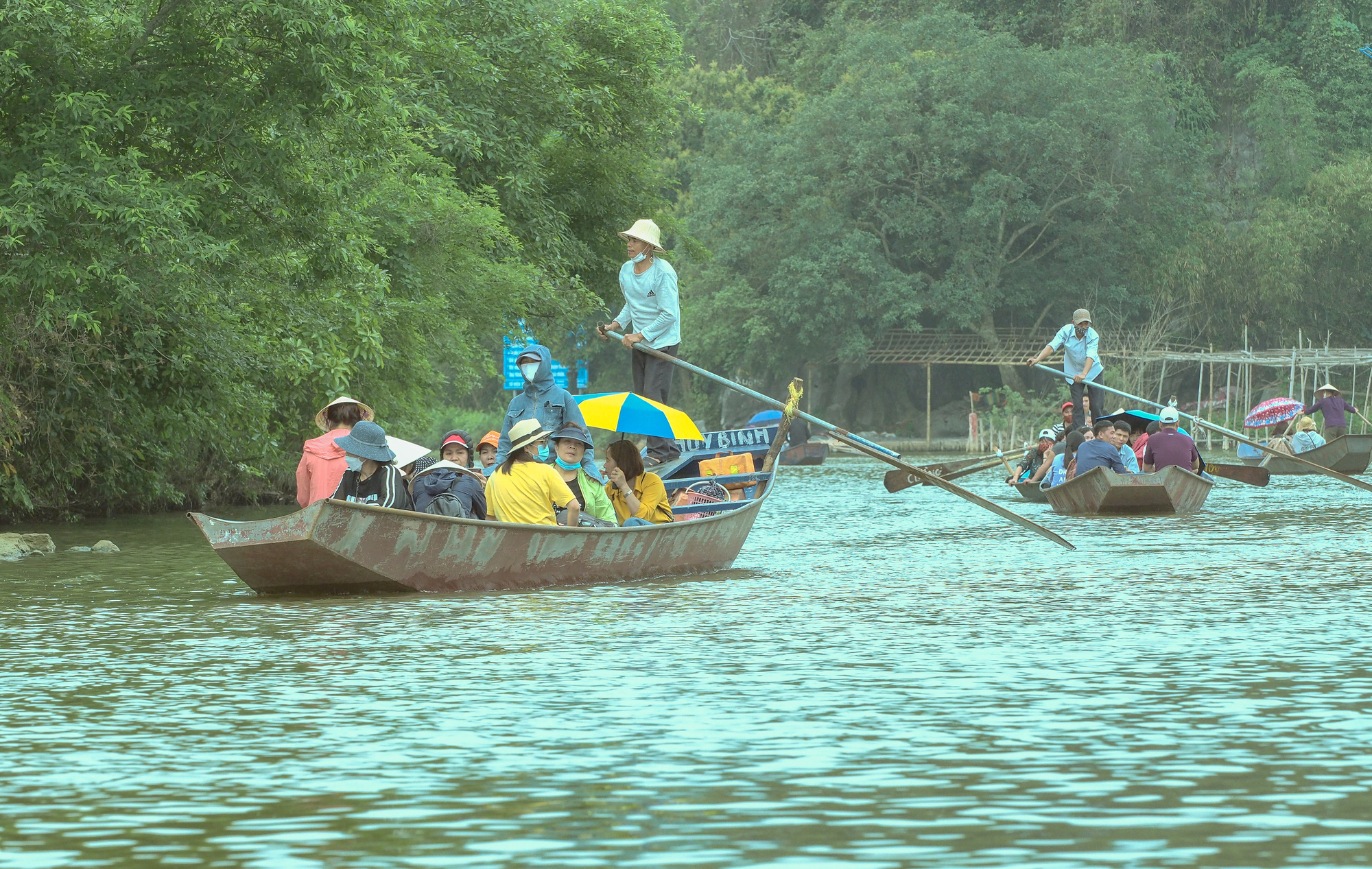 People take boats to visit the Huong Pagoda Festival in Hanoi, March 13, 2021. Photo: Vu Tuan / Tuoi Tre