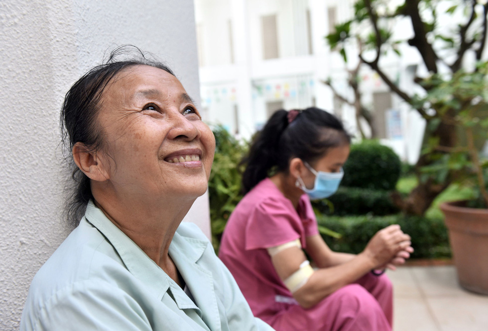 68-year-old Tran Thi Ut (left) remains in high spirit no matter how harsh life is. Photo: Duyen Phan / Tuoi Tre