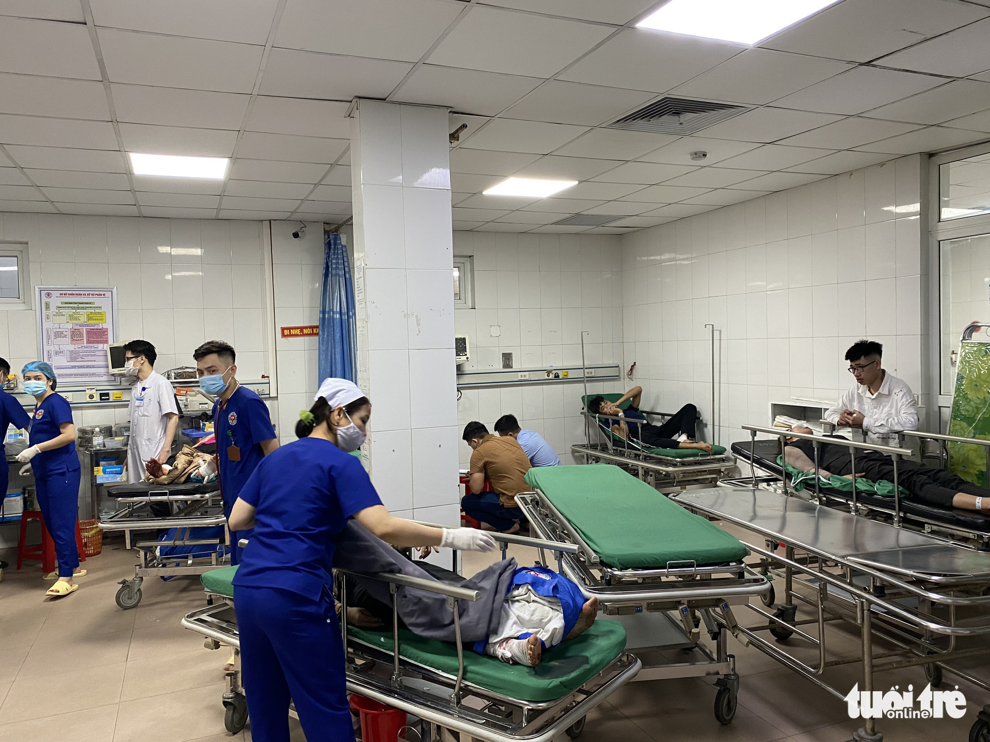 Injured victims are brought to the hospital following an accident between a coach and tractor-trailer in Nghe An Province, Vietnam, March 16, 2021. Photo: Doan Hoa / Tuoi Tre