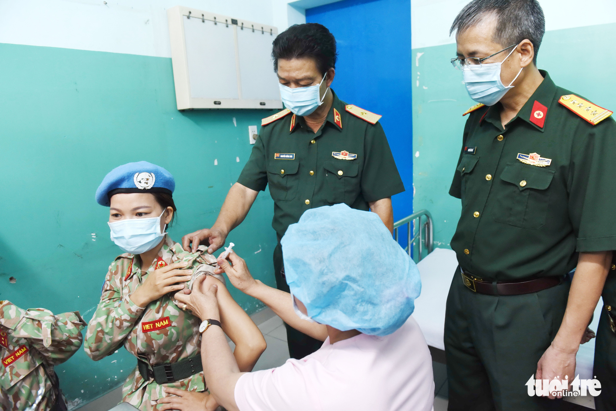 An officer in charge of UN peacekeeping missions receives a COVID-19 vaccine shot at 175 Military Hospital in Ho Chi Minh City, March 16, 2021. Photo: Duyen Phan / Tuoi Tre