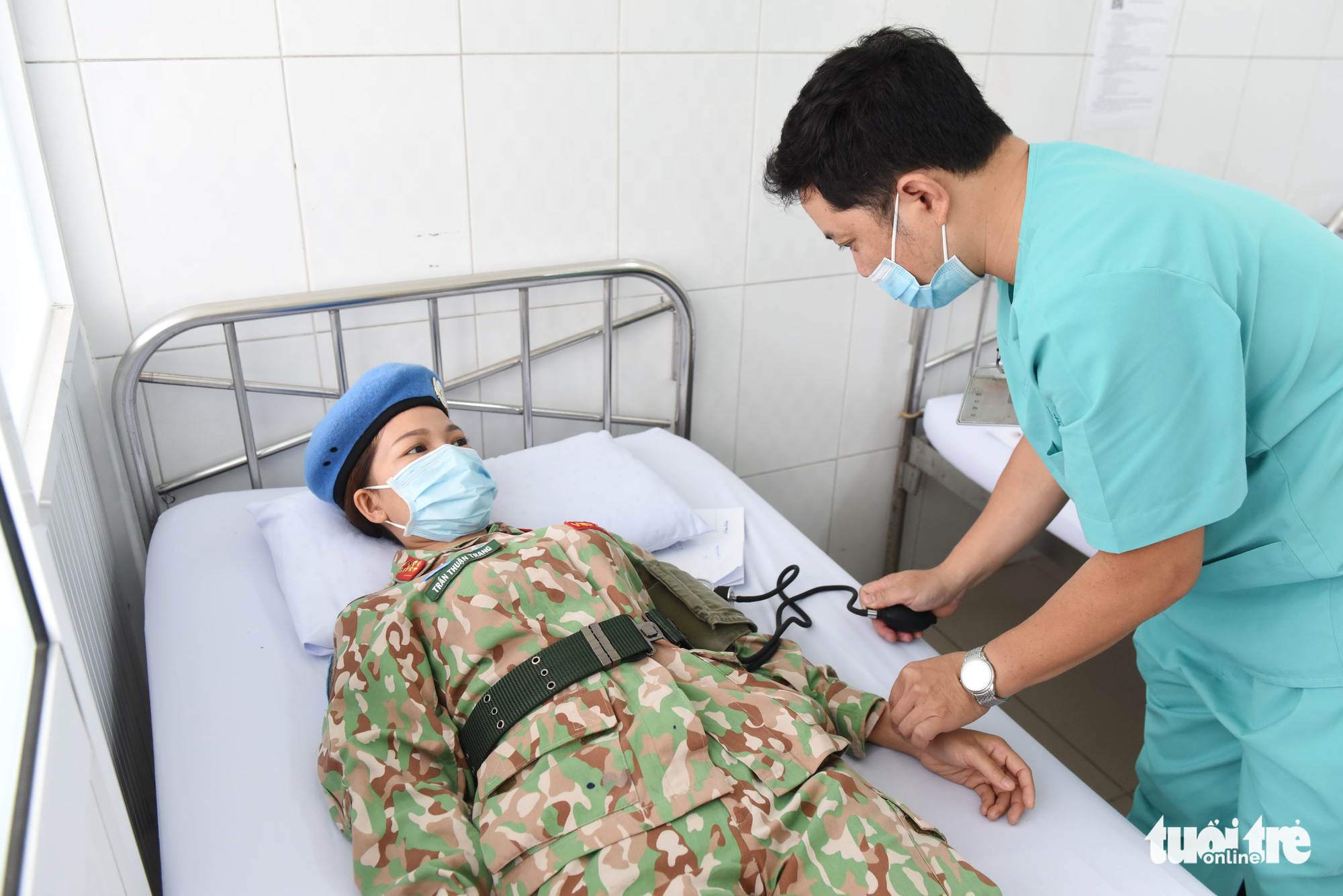 An officer has her health monitored after receiving COVID-19 vaccination at 175 Military Hospital in Ho Chi Minh City, March 16, 2021. Photo: Duyen Phan / Tuoi Tre